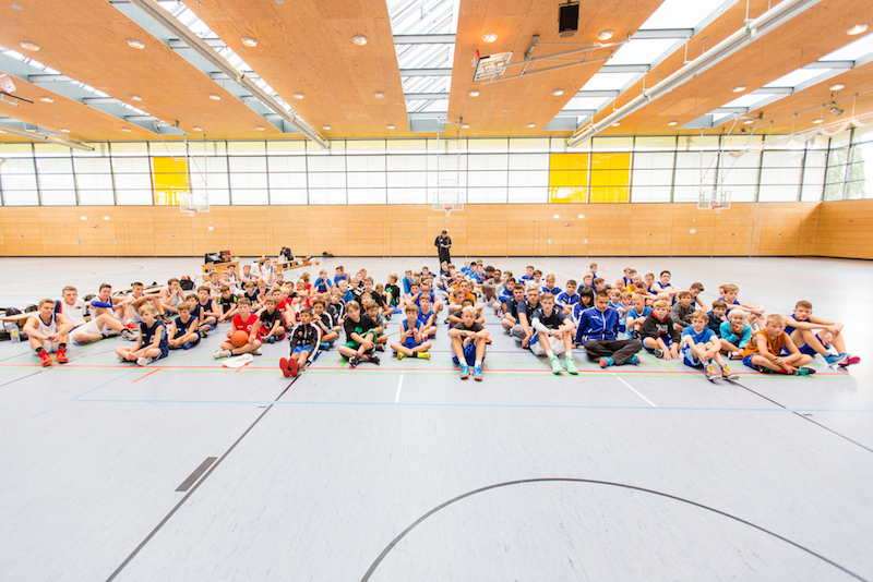 Die Teams bei der gemeinsamen Eröffnung am Tag 2 des YSO 2015 // Foto: Hartmut Bösener